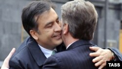 Украинский президент на прошедших выходных отмечал свой юбилей. Делал он это в окружении своих близких друзей и родных. Но неожиданно в день праздника в Киев прилетел грузинский президент, чтобы увидеть Януковича и лично поздравить его