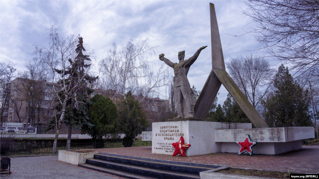 Пам&#39;ятник &laquo;Авіаторам-захисникам і визволителям Криму&raquo; у Джанкої, встановлений у 1965 році. Як виглядає Джанкой в обіймах зими &ndash; дивіться в&nbsp;нашій фотогалереї