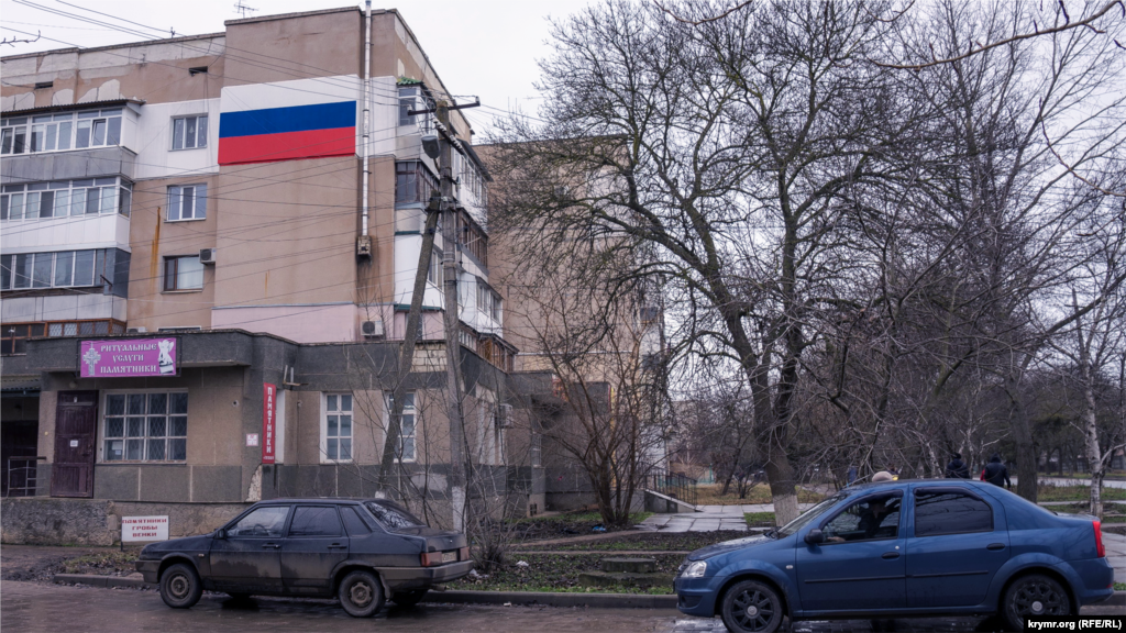 Магазин &laquo;Ритуальні послуги&raquo; в прибудові до п&#39;ятиповерхівки на вулиці Першотравневій