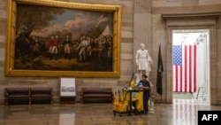 Takarítják az üres Capitolium rotundáján Washingtonban, 2025. szeptember 30-án, órákkal a részleges kormányzati leállás hatálybalépése előtt
