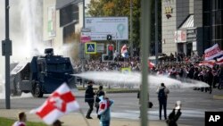 Поліція застосовує водомет проти демонстрантів на мітингу в Мінську, Білорусь, жовтень 2020 року