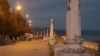 В ночь на четверг за три часа в Сухуме выпало 240 мм осадков, в то время как месячная норма составляет всего 120 мм. Все это сопровождалось шквалистым ветром