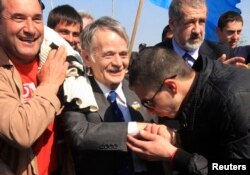 Крымские татары встречают Мустафу Джемилева на границе 3 мая 2014 года