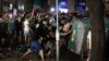 Grupa demonstranata gura kontejner ka kordonu policije tokom nasilnih demonstrancija nakon protesta studenata u Beogradu, 28. jun 2025.
