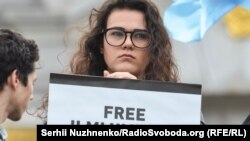 Айше Умерова на акції у Києві, 2016 рік