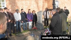 На магіле Віктара Каліноўскага
