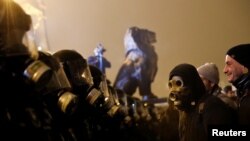 Газдан қорғайтын маска киген шерушілер. Будапешт, 13 желтоқсан 2018 жыл 