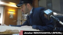 Проект, в рамках которого был создан абхазский уголок, осуществляется при поддержке ООН. Сейчас в библиотеке работают над тем, чтобы восполнить практически полное отсутствие в библиотеке современной абхазской литературы и печатной прессы