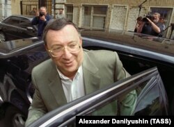 13 июня 2000 года, глава холдинга "Медиа-Мост" Владимир Гусинский перед допросом в Генпрокуратуре и арестом по уголовному делу о хищении более 10 млн долларов при приватизации государственной компании "Русское видео"