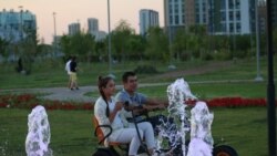 Коронавирус пандемиясы кезінде Нұр-Сұлтан ботаникалық бағында қыдырып жүрген адамдар. 4 тамыз 2020 жыл.