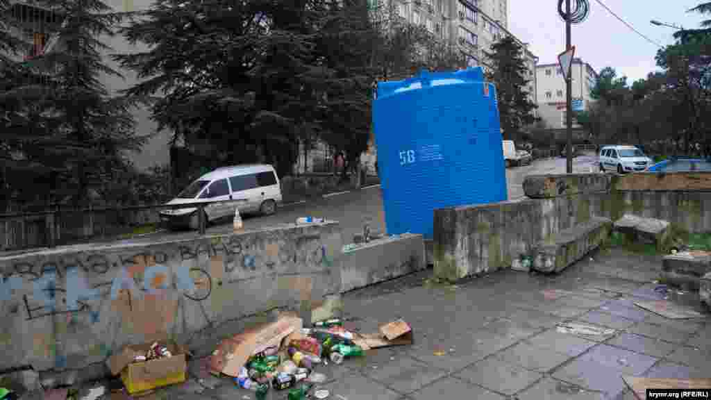 Води в бочці немає, а сміття навколо неї вистачає