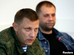 Noul prim-ministru al "Republicii Populare a Donețkului" Alexander Zaharcenko și, în spate, predecesorul său Alexandr Borodai la o conferință de presă în Donețk pe 11 august, 2014.