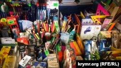 Канцтовари на шкільній виставці в Сімферополі