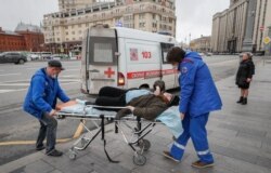 Госпитализация пожилой женщины, которой стало плохо на улице. Москва, 17 апреля