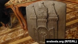 Накладкі на агароджу моста — герб Магілёва і выява льва