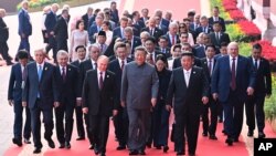 Прэзыдэнт Расеі Ўладзімір Пуцін, старшыня КНР Сі Цзіньпін і лідэр Паўночнай Карэі Кім Чэн Ын і іншыя на парадзе ў Пэкіне 3 верасьня 2025 году