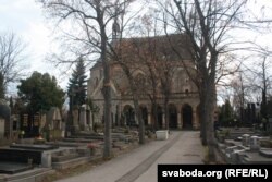Бакавы фасад касьцёлу, дзе ў галерэі пахаваны прах Вацлава Гаўла
