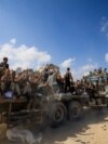Палестинцы в поисках гуманитарной помощи, поступившей в Газу через Израиль, Бейт-Лахии на севере сектора Газа, 20 июля 2025 года. REUTERS/Dawoud Abu Alkas