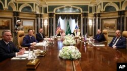 Делегации США и России перед началом переговоров в Эр-Рияде