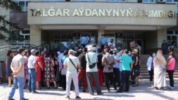 Базар ашуды талап еткен кәсіпкерлер әкімдік алдында тұр. Талғар, 7 тамыз 2020 жыл.