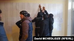 Несмотря на то что представители «Нацдвижения» и «Грузинской мечты» в течение дня поочередно обвиняли друг друга в попытке подтасовать голоса и сорвать выборы, процесс все же завершился – участки закрыты, урны запечатаны