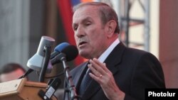 Armenia - Former President Levon Ter-Petrosian addresses an opposition rally in Yerevan, 24Oct2014.