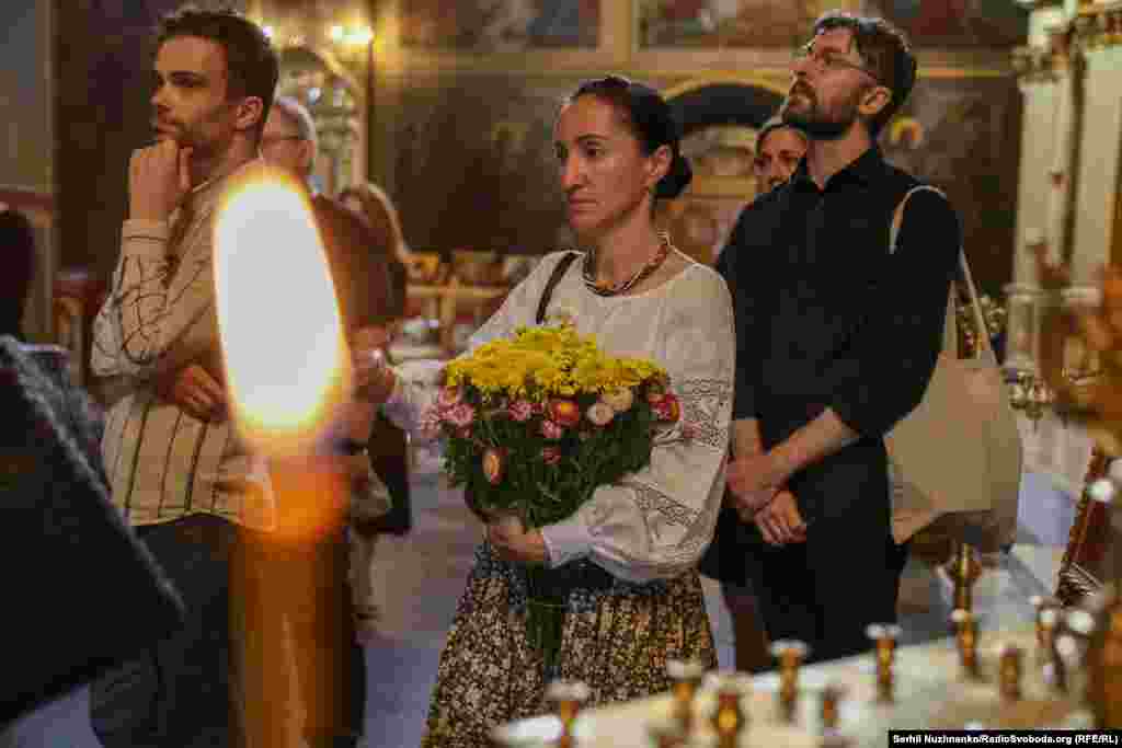 ვიქტორიასთან გამოსამშვიდობებლად ოჯახის წევრები, მეგობრები და კოლეგები მოვიდნენ.
