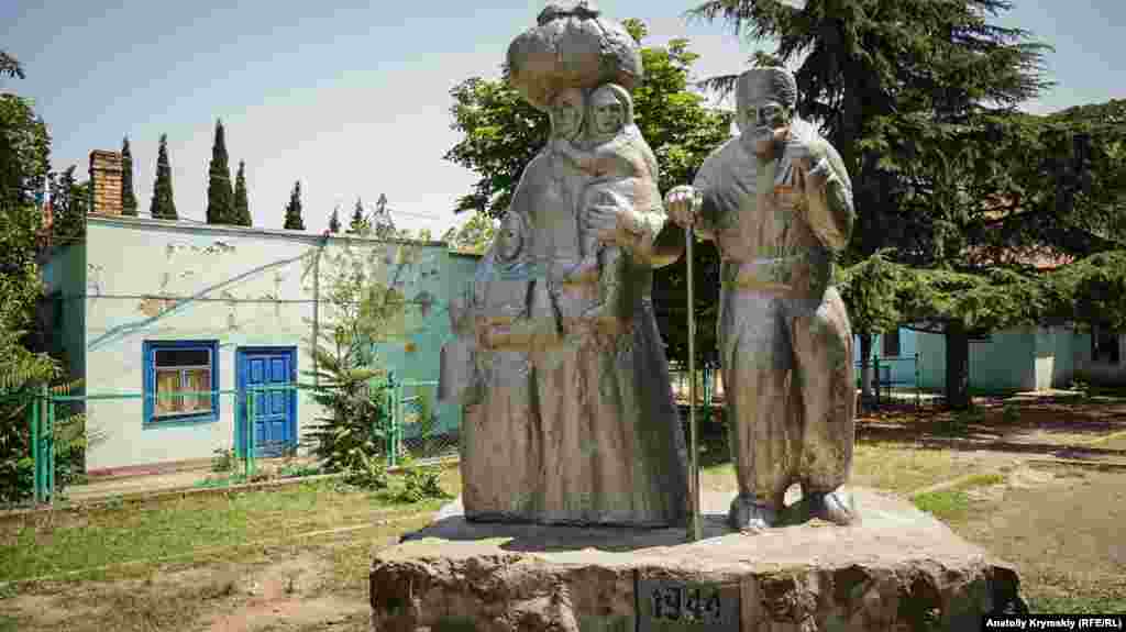Ленин көшесінде Мәдениет үйінің алдында 1944 жылы Қырым татарларын атамекенінен күштеп жер аударған Сталин басқарған совет өкіметі саясатының құрбандарына ескерткіш орнатылған. &nbsp;