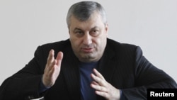 Многие считают, что без уступок со стороны оппозиции уход Кокойты будет выглядеть позорным проигрышем, и потому нынешний руководитель республики едва ли согласится с таким вариантом