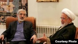روز دوشنبه، مهدى كروبى اعلام كرد: در تماس تلفنى با مير حسين موسوى تصميم گرفته شد كه براى راهپيماىى و محكوميت پاره كردن عكس آيت الله خمينى و نمايش آن در تلويزيون دولتى ايران درخواست مجوز راهپيمایی ارائه شود.