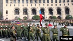 Armenia - Russian soldiers march in an Armenian military parade in Yerevan, 21Sep2011.