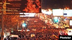 Armenia -- Thousands of opposition supporters demonstrate in Yerevan, 1Mar2011.