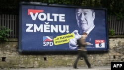 A szélsőjobboldalinak tartott SPD választási plakátja, amely a cseheket arra buzdítja, hogy „szavazzanak a változásra”