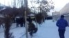 Хорог қаласында ішкі істер басқармасы алдына жиналған адамдар. Таулы Бадахшан аймағы, Тәжікстан, 3 қаңтар 2019 жыл.