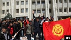 Kyrgyzstan -- People gather in front of the government building to celebrate their victory in Bishkek, 08Apr2010 