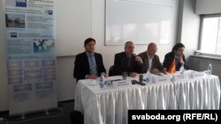 Падчас прэс-канфэрэнцыі з нагоды Дня нямецкай эканомікі ў Беларусі — кіраўнік Прадстаўніцтва нямецкай эканомікі ў Беларусі Ўладзімер Аўгусьцінскі, прадстаўнік амбасады Нямеччыны ў Беларусі Пэтэр Гэр, перакладчык Аляксандар Тагулёў і старшыня Нямецка-беларускага эканамічнага клюбу Гаўсэп Васканьян