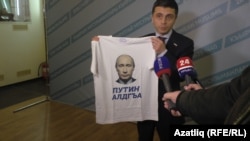 Руслан Бальбек у футболці «Путин алдгъа» під час президентської виборчої кампанії 2018 року