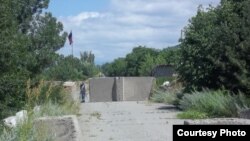 Сама процедура передачи состоялась в 11 часов утра. На границу с Грузией в районе села Эргнети привезли трех человек
