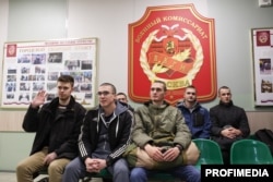 Recruți laun birou local de recrutare înainte de a pleca la serviciul militar în armata rusă, la Moscova, în octombrie 2024.