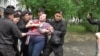 Поліція затримує активістів, які прийшли на прес-конференцію «із земельного питання» Алмати, 29 квітня 2016 року
