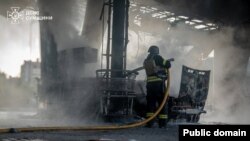 Ратаўнікі тушаць пажар пасьля аднаго з ранейшых удараў расейскіх войскаў па Сумах. Ілюстрацыйнае фота