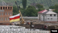 Фирма «Эверест» была навязана руководству республики московскими кураторами, быть может, поэтому отношения генподрядчиков с властями сразу не заладились