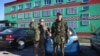 Зьміцер Дашкевіч і Сяргей Пальчэўскі падчас акцыі з «капаньнем акопаў» на мяжы з Расеяй. Архіўнае фота, 6 верасьня 2016