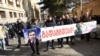 Собравшиеся у входа в здание несколько десятков человек, среди которых были лидеры оппозиционных партий, провели импровизированный митингar