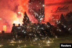 Protestatarii au aruncat cu artificii în forțele de ordine la Belgrad. 15 august 2025.