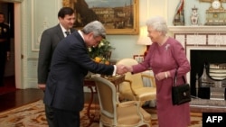 U.K. - Queen Elizabeth II meets Armenian President Serzh Sarkisian at Buckingham Palace, in London, 10Feb2010
