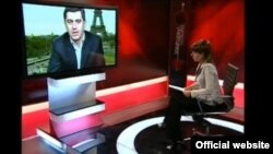 Уже вечером на "Маэстро" показали опального бывшего министра обороны Ираклия Окруашвили, которого до этого некоторые национальные телеканалы несколько раз отказывались показывать в прямом эфире