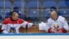 Владимир Путин (сол жақта) мен Александр Лукашенко өздері қатысқан әуесқой хоккей матчындағы үзіліс кезінде. Сочи, 15 ақпан 2019 жыл.