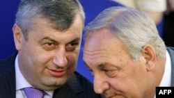 Де-факто президенты Абхазии и Южной Осетии приглашают американских чиновников посетить Абхазию и Южную Осетию, чтобы своими глазами увидеть, что там происходит и каково там влияние России