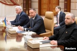 Міністар замежных спраў Украіны Андрэй Сыбіга, кіраўнік офісу прэзыдэнта Ўкраіны Андрэй Ярмак і міністар абароны Ўкраіны Рустэм Умераў (зьлева направа)